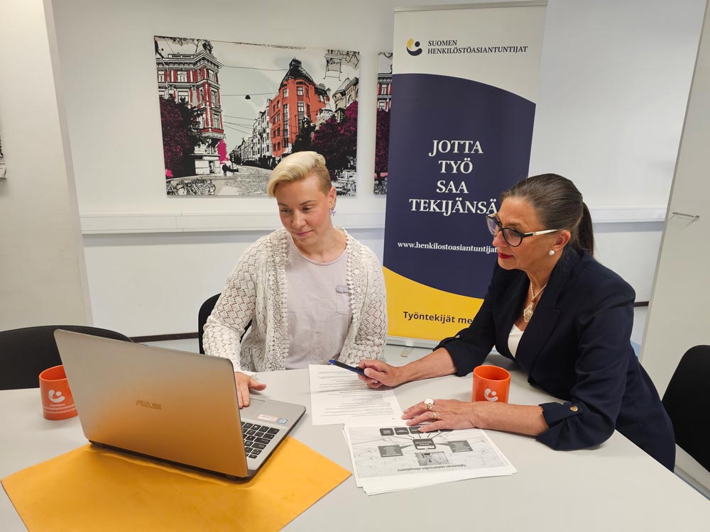 Suomen Henkilöstöasiantuntijoiden asiantuntija asiakastapaamisessa